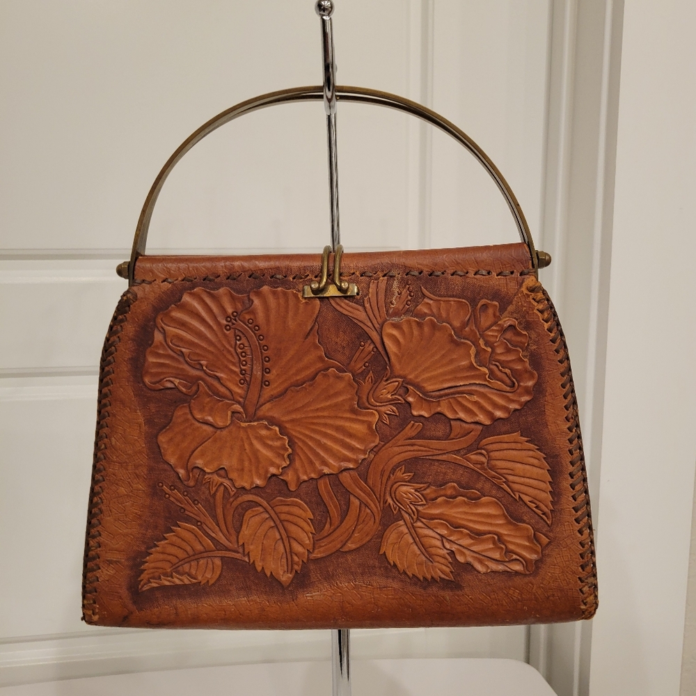 VINTAGE LEATHER HAND TOOLED PURSE WITH SUEDE INTERIOR. BRASS HARDWARE - Picture 6 of 15